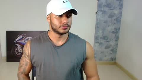 Snapshot of laytonfox chatting on July 1, 2026, 3:52 am laytonfox online show from July 1, 2026, 3:52 am