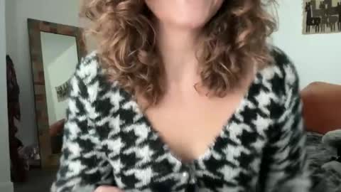 Leah Sparkles online show from November 24, 2025, 3:01 pm