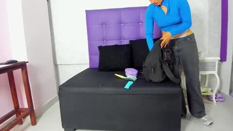 Snapshot of leamoreau__ chatting on November 11, 2025, 11:21 am leamoreau__ online show from November 11, 2025, 11:21 am