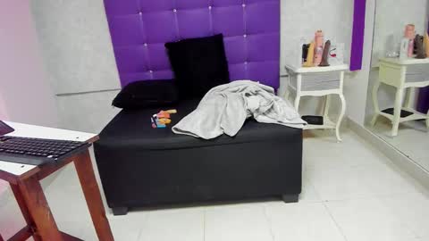 Snapshot of leamoreau__ chatting on November 15, 2025, 12:13 pm leamoreau__ online show from November 15, 2025, 12:13 pm