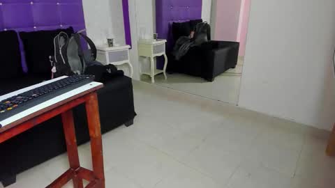 Snapshot of leamoreau__ chatting on November 21, 2025, 11:53 am leamoreau__ online show from November 21, 2025, 11:53 am