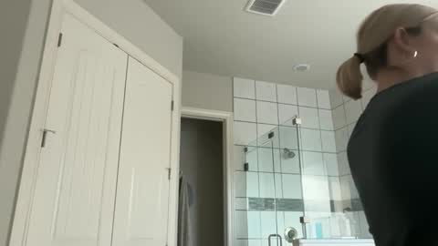 Snapshot of leanneluxecouple chatting on September 14, 2025, 1:21 pm leanneluxecouple online show from September 14, 2025, 1:21 pm