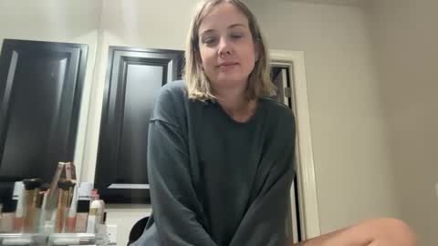 Snapshot of leanneluxecouple chatting on October 1, 2025, 10:32 am leanneluxecouple online show from October 1, 2025, 10:32 am