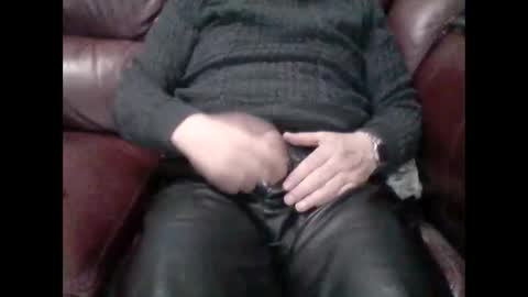 Snapshot of leatherpants68 chatting on December 4, 2024, 10:19 pm leatherpants68 online show from December 4, 2024, 10:19 pm