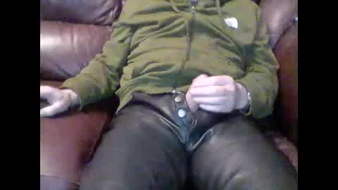 Snapshot of leatherpants68 chatting on November 6, 2025, 8:43 pm leatherpants68 online show from November 6, 2025, 8:43 pm