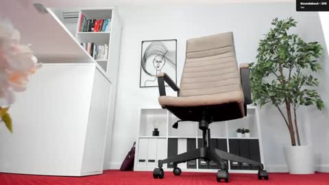 Elle  online show from December 19, 2025, 3:19 pm