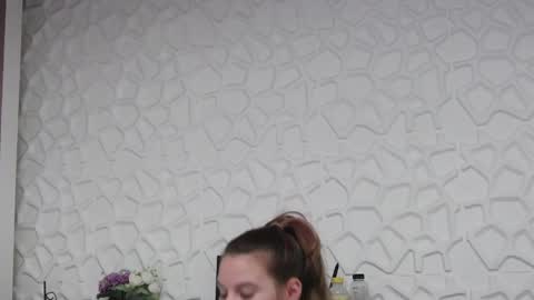 leiahux online show from June 5, 2026, 4:08 am