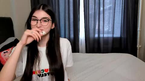 Snapshot of leila_4ever chatting on April 21, 2026, 8:09 am Leila online show from April 21, 2026, 8:09 am