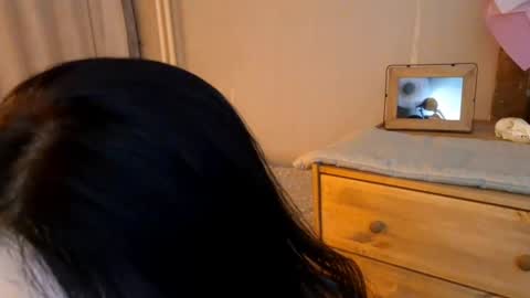 Mia online show from April 25, 2026, 2:25 pm