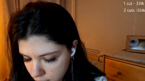 Mia online show from April 28, 2026, 2:00 pm