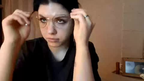 Mia online show from April 29, 2026, 2:43 pm