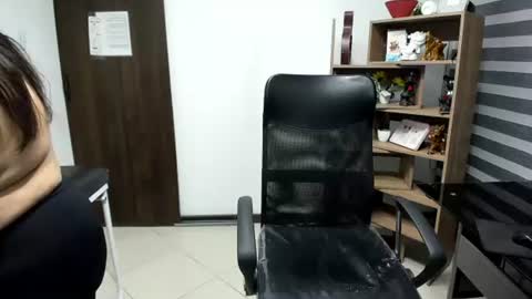 Snapshot of leilasmith_ chatting on June 30, 2026, 12:06 pm Leila online show from June 30, 2026, 12:06 pm