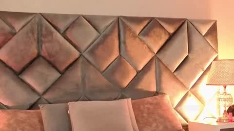 Leizathompson online show from February 14, 2026, 7:54 pm