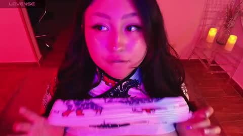 Lenna Kang online show from November 18, 2025, 1:33 am