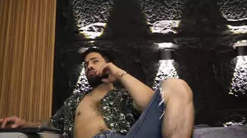 Leo  Diaz online show from August 3, 2026, 3:49 am