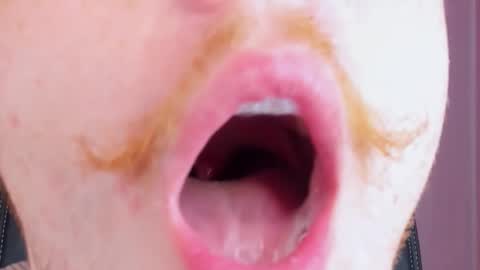 Snapshot of leo_mooree chatting on November 10, 2025, 9:25 pm Leo online show from November 10, 2025, 9:25 pm