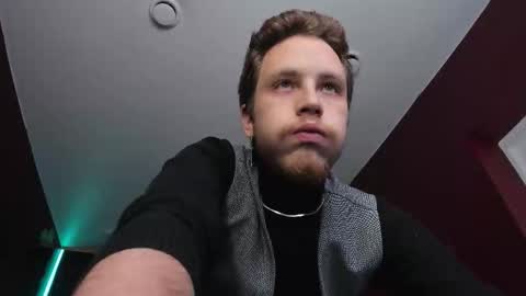 Snapshot of leo_mooree chatting on November 21, 2025, 10:30 pm Leo online show from November 21, 2025, 10:30 pm