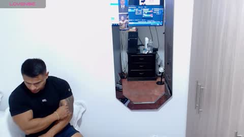 Snapshot of leo_muscleboy chatting on October 21, 2025, 2:45 am Leo online show from October 21, 2025, 2:45 am