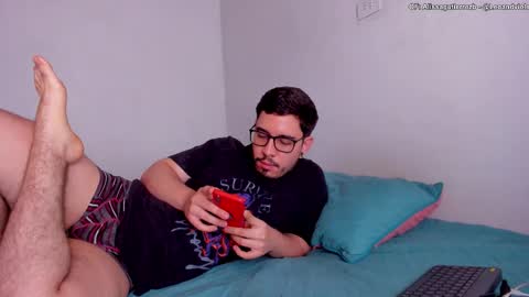 Snapshot of leoandviolet chatting on October 19, 2025, 5:13 pm Carlos Alissa. Help us to reach 100 likes online show from October 19, 2025, 5:13 pm