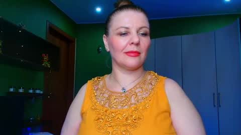 Snapshot of leona_tracie chatting on May 22, 2026, 9:42 pm Leona tracie online show from May 22, 2026, 9:42 pm
