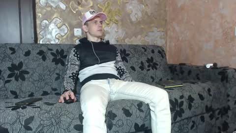 Snapshot of leoroman chatting on October 31, 2025, 1:45 pm leoroman online show from October 31, 2025, 1:45 pm