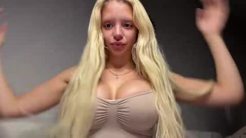 Snapshot of lesi_moonie chatting on June 7, 2026, 10:35 pm Lesi Join my fanclub before use my fanmenu online show from June 7, 2026, 10:35 pm
