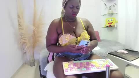 Snapshot of lesliee_brownn chatting on October 15, 2025, 9:53 am lesliee_brownn online show from October 15, 2025, 9:53 am