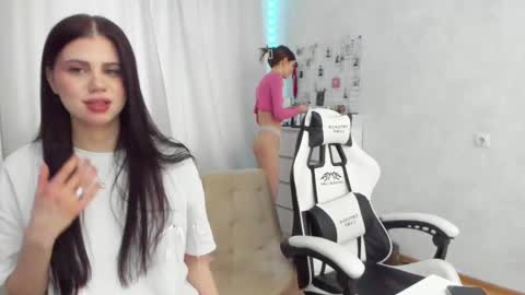 Snapshot of let_me_seee chatting on February 28, 2025, 3:59 am Fiona online show from February 28, 2025, 3:59 am