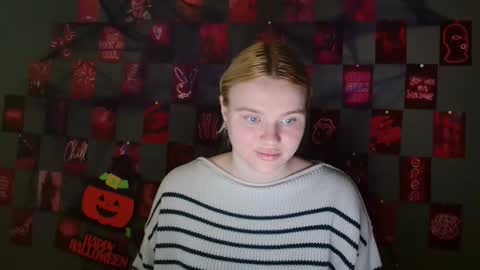 Snapshot of leyla_le chatting on October 9, 2025, 6:44 am Leyla online show from October 9, 2025, 6:44 am