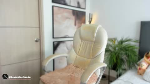 INSTA leylasteel model         online show from September 19, 2025, 8:53 pm