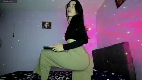 Snapshot of leynamadrigal chatting on February 12, 2025, 11:09 pm Leyna online show from February 12, 2025, 11:09 pm