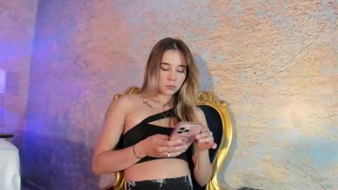 LEZY online show from December 3, 2025, 7:45 pm