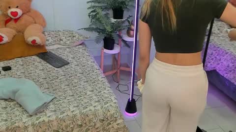 Lia monnet  online show from March 12, 2026, 11:27 am