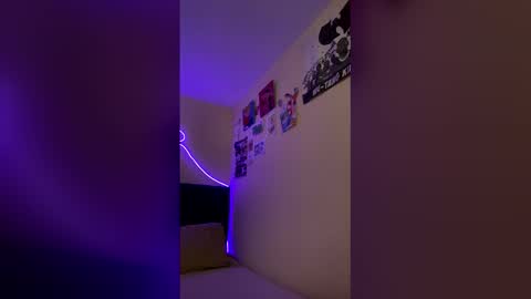 Snapshot of lia_queen610 chatting on December 15, 2025, 8:02 pm Little Queen Lia online show from December 15, 2025, 8:02 pm