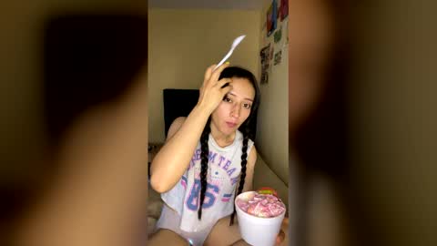 Snapshot of lia_queen610 chatting on December 21, 2025, 7:32 pm Little Queen Lia online show from December 21, 2025, 7:32 pm