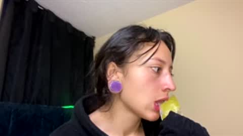 Snapshot of lia_queen610 chatting on February 11, 2026, 11:32 pm Little Queen Lia online show from February 11, 2026, 11:32 pm