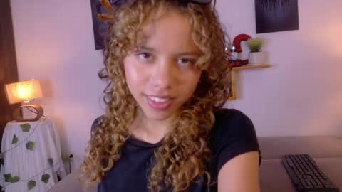 Snapshot of lia_valmont_18 chatting on May 15, 2026, 6:59 pm Juliana online show from May 15, 2026, 6:59 pm