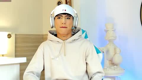 Liam online show from September 12, 2025, 4:40 pm