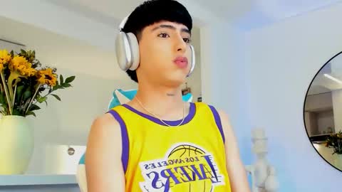 Liam online show from October 25, 2025, 6:13 pm