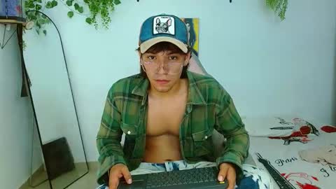 Snapshot of liam_xul chatting on October 8, 2025, 7:44 pm liamxul online show from October 8, 2025, 7:44 pm