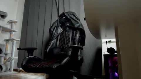 Liam online show from November 5, 2025, 8:14 am