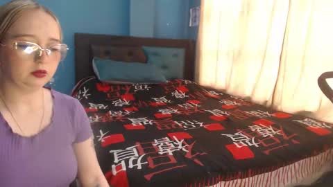 Lia Roberts online show from November 10, 2025, 12:15 pm