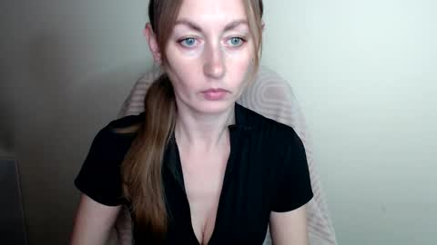Lia online show from May 18, 2026, 12:33 pm