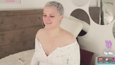 likaaberry online show from October 4, 2025, 10:46 am