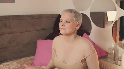 likaaberry online show from October 14, 2025, 5:14 pm