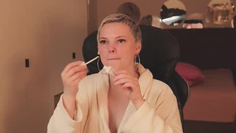 likaaberry online show from November 27, 2025, 3:14 pm