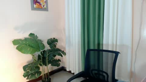 Snapshot of likliklicklengleng chatting on December 21, 2024, 11:13 pm Leng online show from December 21, 2024, 11:13 pm