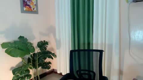 Snapshot of likliklicklengleng chatting on December 22, 2024, 3:33 pm Leng online show from December 22, 2024, 3:33 pm