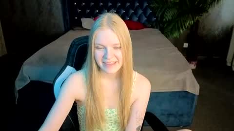 Snapshot of lil_cookie_monster chatting on July 18, 2026, 11:25 am Erica online show from July 18, 2026, 11:25 am