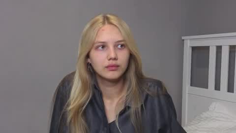 Snapshot of lil_tasty33 chatting on September 20, 2025, 10:49 am Emma online show from September 20, 2025, 10:49 am